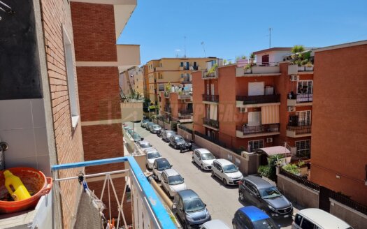 BRAVETTA, bright two-room apartment to renovate with balcony, REF: NOB27