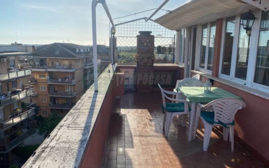 CASETTA MATTEI, super penthouse exposed on three sides, bright. REF: BIT41 