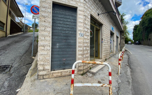 Formello, Locale commerciale in Affitto zona semicentrale. RIF: alm