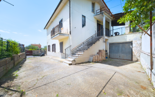 Cesano, bright and central apartment with terrace and garage – REF: GIA