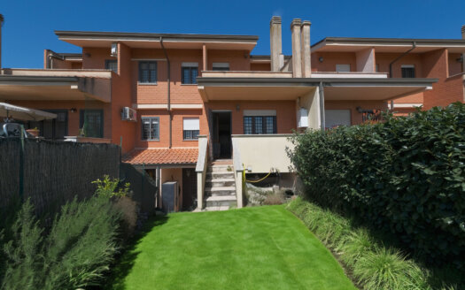 Cesano, Luminosa villa a schiera in zona centrale – rif: SON