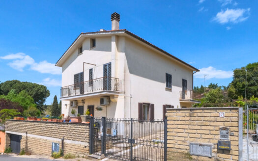 Cesano, bright and central apartment with terrace and garage – REF: GIA