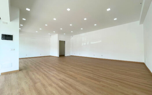 Locale commerciale in affitto, adiacente stazione. RIF: PIR