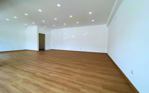 Locale commerciale in affitto, adiacente stazione. RIF: PIR