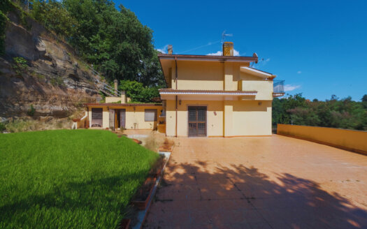 LE RUGHE, Villa bifamiliare con giardino rif: RIC