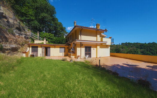 LE RUGHE, Villa bifamiliare con giardino rif: RIC
