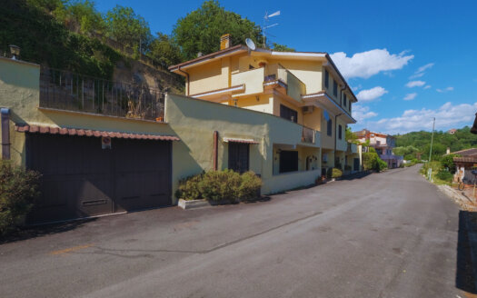 LE RUGHE, Villa bifamiliare con giardino rif: RIC