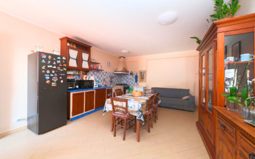 Central Apartment with Cellar and Parking Space – REF: GIU